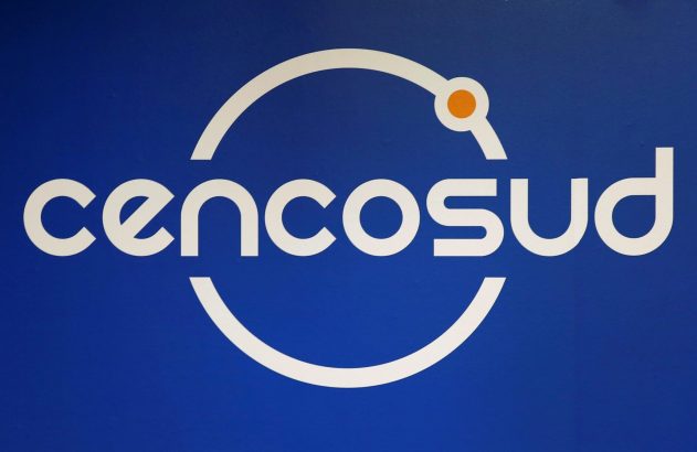 Logotipo da Cencosud em branco sobre fundo azul, com arcos brancos e um ponto laranja.