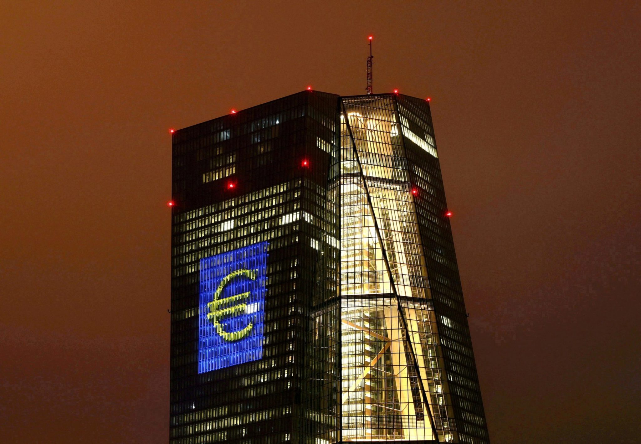 Chefes do Fed e BCE pedem calma sobre alta de juros