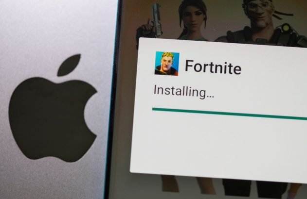 Logotipo da Apple e tela com Fortnite instalando. Personagens do jogo em segundo plano. Barra de progresso visível.