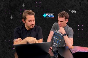 Dois homens em estúdio. Um aponta para laptop, o outro observa. Cena de transmissão "invest news" ao vivo.
