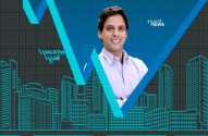Homem sorrindo com fundo de gráfico de ações e skyline, com logos de notícia financeira.