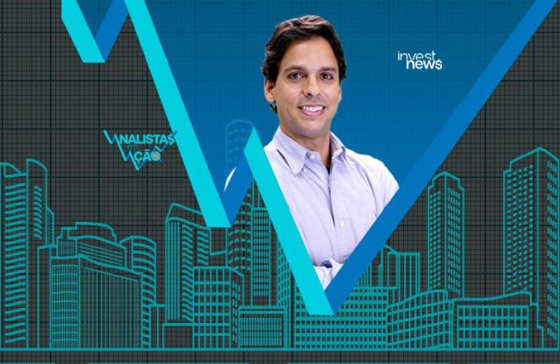 Homem sorrindo com fundo de gráfico de ações e skyline, com logos de notícia financeira.