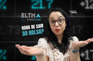 Mulher de óculos, boca aberta e mãos abertas, em frente a painel financeiro com "HORA DE SAIR DA BOLSA?".