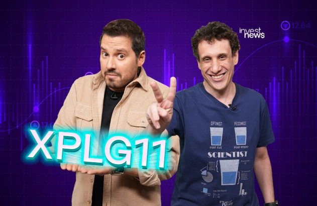 Dois homens em um estúdio com gráficos financeiros. Um segura 'XPLG11' e o outro sorri fazendo sinal de paz.