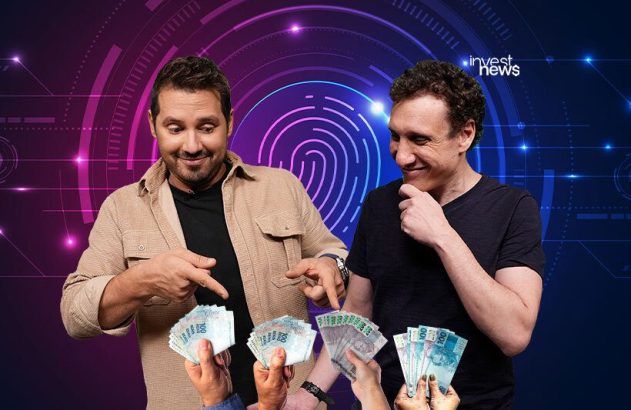 samy e dony surpresos com mãos oferecendo dinheiro