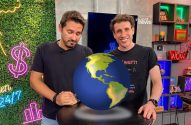 Dois homens em estúdio Invest News. Um globo terrestre 3D flutua entre eles; um homem o olha, o outro sorri.