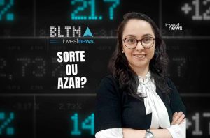 Apresentadora de investnews sorri, com fundo de dados de mercado e texto "SORTE OU AZAR?".