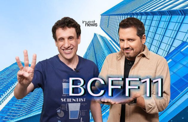 Dois homens sorrindo. Um levanta três dedos, o outro apresenta "BCFF11". Fundo de arranha-céus. Logo InvestNews.