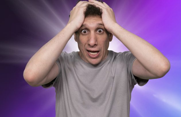 Samy Dana com as mãos na cabeça, preocupado