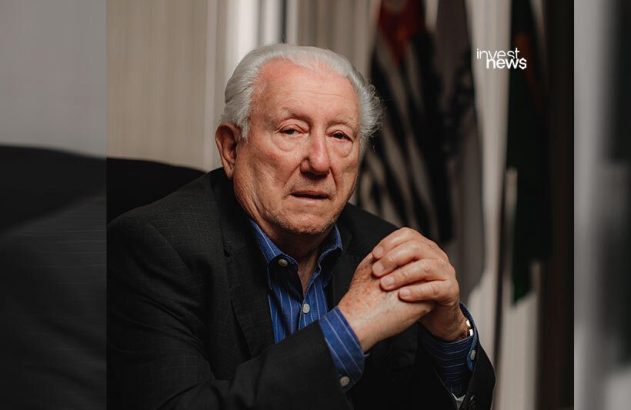 Foto de Luiz Barsi com uma mão segurando outra