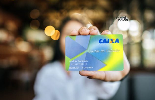 Mulher segura um Cartão Cidadão