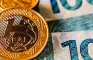 nota de 100 reais e moedas de 1 real