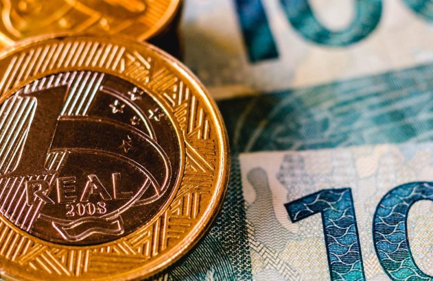 nota de 100 reais e moedas de 1 real