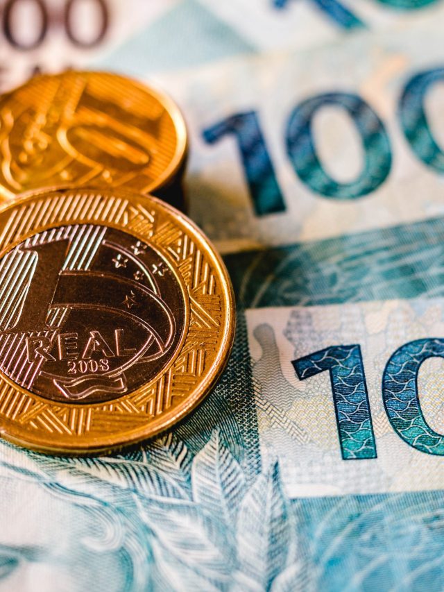 nota de 100 reais e moedas de 1 real