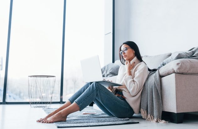 Mulher sozinha em casa