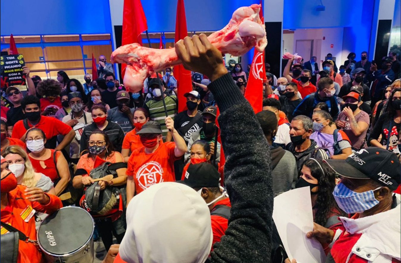 Membros do MTST invadem bolsa de valores em São Paulo