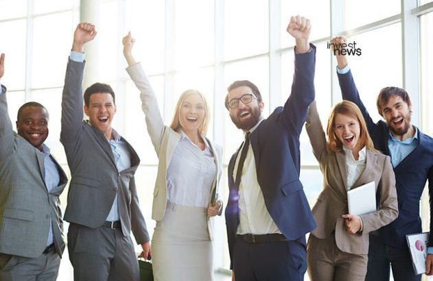 Profissionais diversos celebrando sucesso com os braços erguidos.
