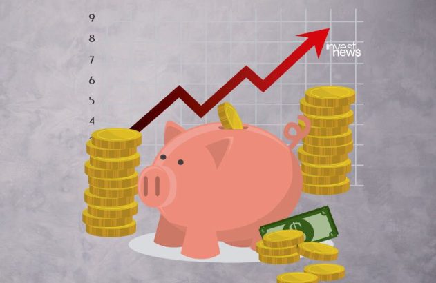 Cofre porquinho, moedas e notas em frente a um gráfico de crescimento financeiro com seta ascendente.