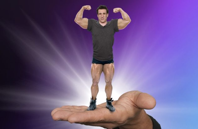 Samy Dana musculoso sobre a mão do Dony De Nuccio