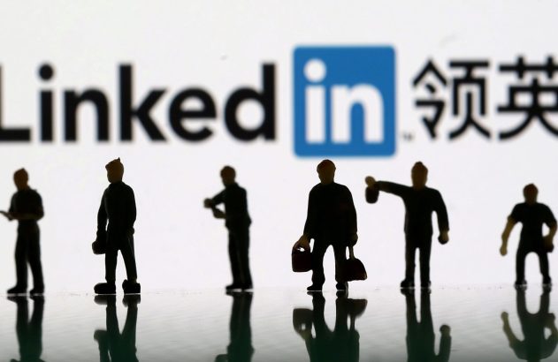 Silhuetas de pessoas em miniatura, com reflexos, diante do logotipo do LinkedIn e o nome '领英'.