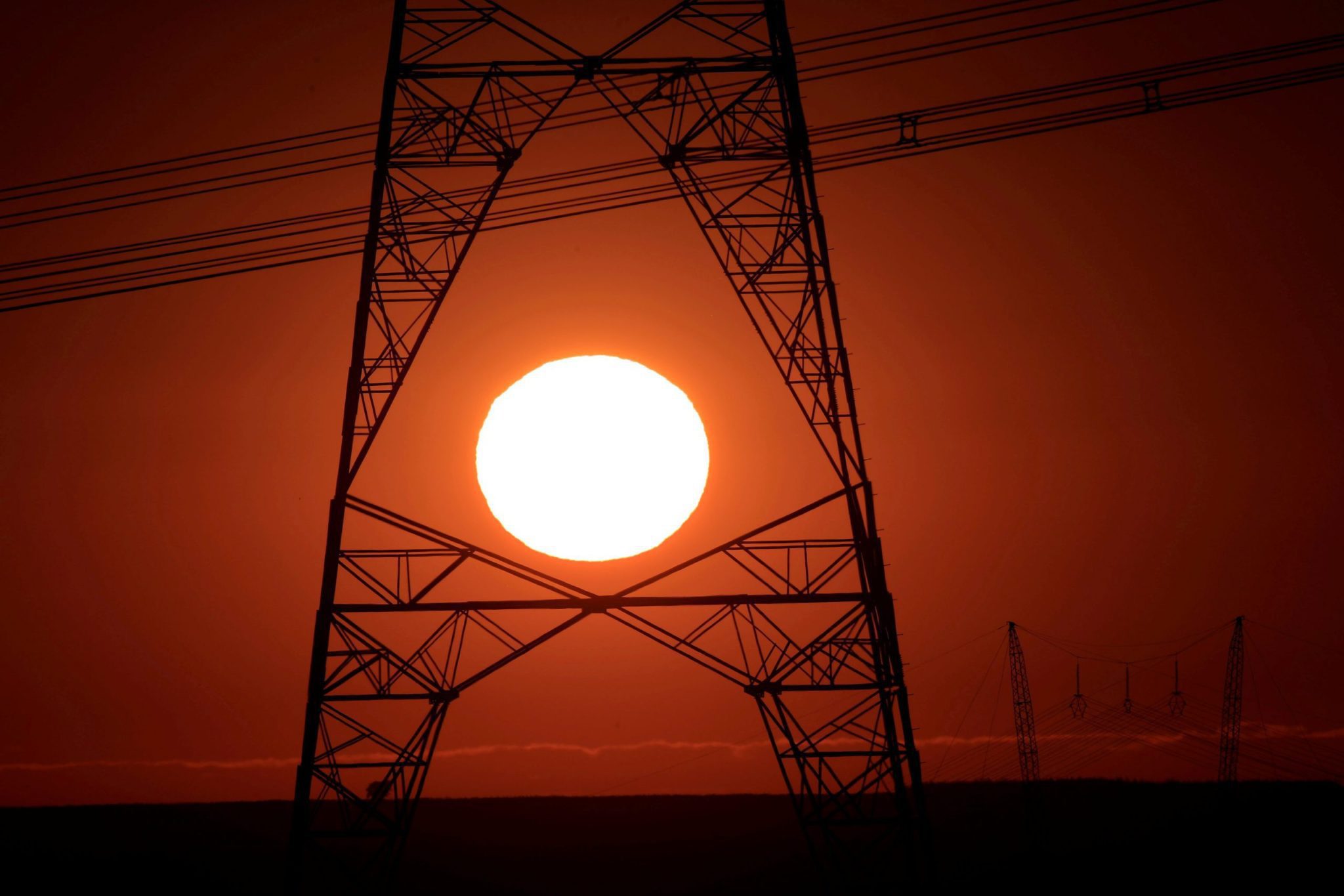 Bolsonaro quer suspender bandeira vermelha na energia elétrica