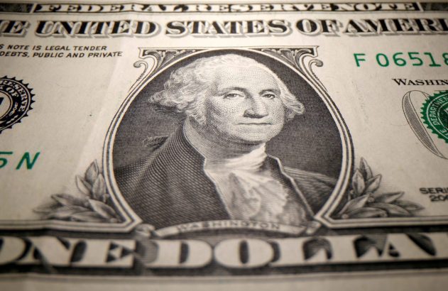 Detalhe de uma nota de um dólar americano, com o retrato de George Washington.
