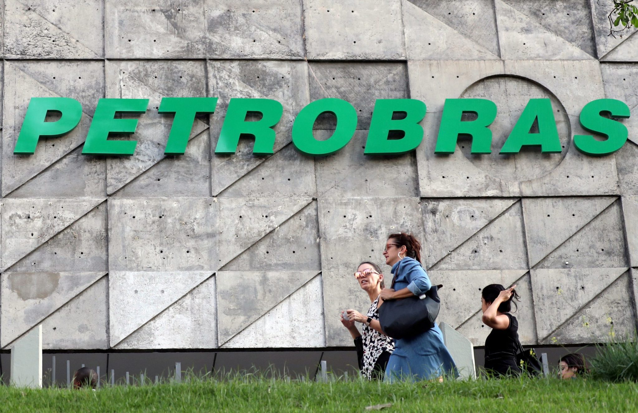 Fachada da sede da Petrobras com logo da empresa no RJ