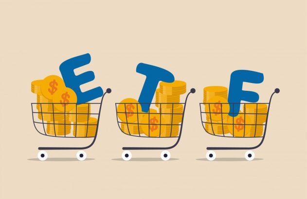Três carrinhos de compras com moedas e letras E, T, F. Representa o conceito de ETFs.