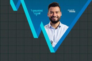 Homem sorridente sobre fundo de gráfico financeiro. Logos: Analistas em Ação, Invest News.