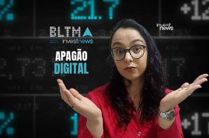 Mulher de óculos, expressão surpresa e mãos abertas. Fundo digital com dados e o texto 'APAGÃO DIGITAL'.