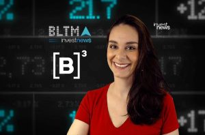 Apresentadora sorrindo em frente a tela com dados financeiros e logos da investnews e B3.