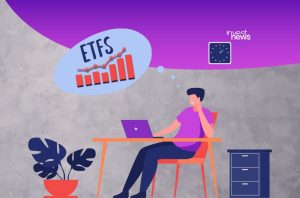 Homem ao laptop pensando em ETFs e crescimento financeiro. Fundo cinza e roxo com logo invest news.