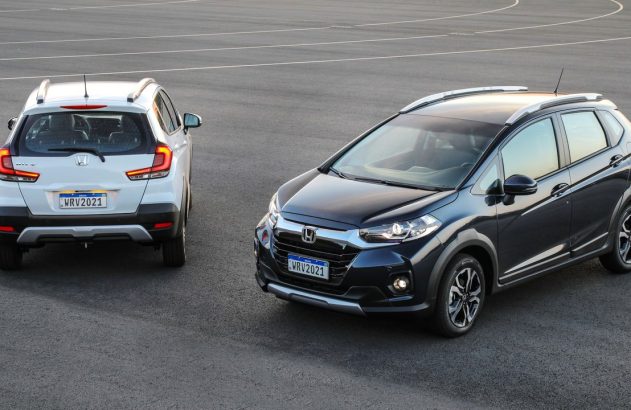 Dois Honda WR-V 2021 em asfalto: um branco visto de trás e um escuro visto de frente.