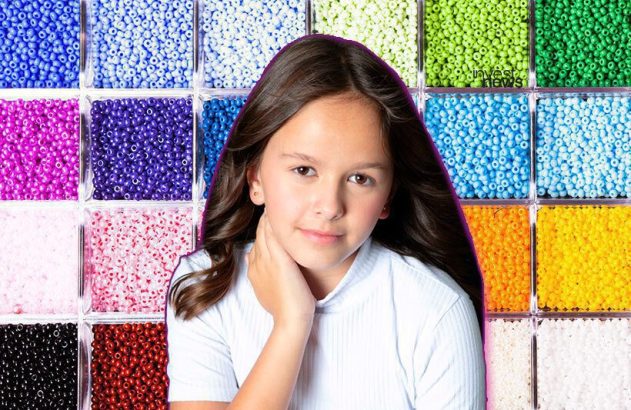 A menina Helena, de 10 anos, montou sua lojinha virtual de bijuterias de miçanga