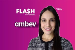 Apresentadora sorri ao lado dos logos 'FLASH investnews' e 'ambev' em fundo degradê roxo e rosa.