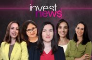 Equipe de cinco mulheres sorrindo para a câmera, com o logo "invest news" no fundo.