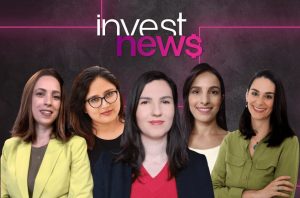Equipe de cinco mulheres sorrindo para a câmera, com o logo "invest news" no fundo.