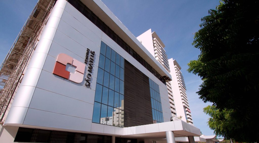 Hospital da Kora Saúde, São Mateus é um edifício de paredes brancas e logo vermelho