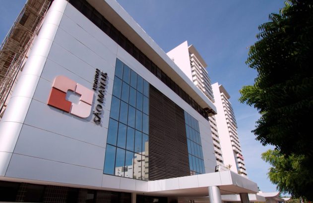 Hospital da Kora Saúde, São Mateus é um edifício de paredes brancas e logo vermelho