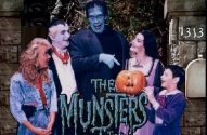 A Família Monstro de 'The Munsters Today' posa. Herman aponta, Lily segura abóbora, Vovô, Eddie e Marilyn na casa 1313.