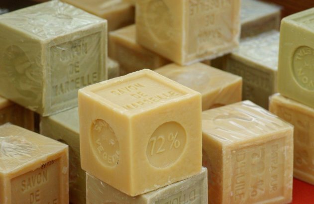 Barras quadradas de Sabão de Marselha (amarelo e verde) empilhadas, com selos "72%" e "SAVON DE MARSEILLE".