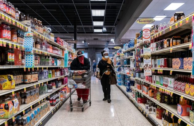 duas pessoas no corredor do mercado