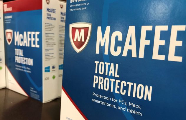 Embalagens do software antivírus McAfee Total Protection, com a frontal em foco, destacando sua garantia de 100%.