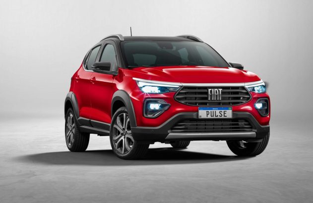 Fiat Pulse vermelho, SUV compacto, em estúdio. Visão frontal com faróis de LED acesos e teto preto.