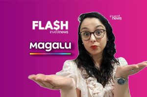 Mulher com óculos, surpresa, mãos abertas. Textos: FLASH investnews e Magalu, em fundo roxo.