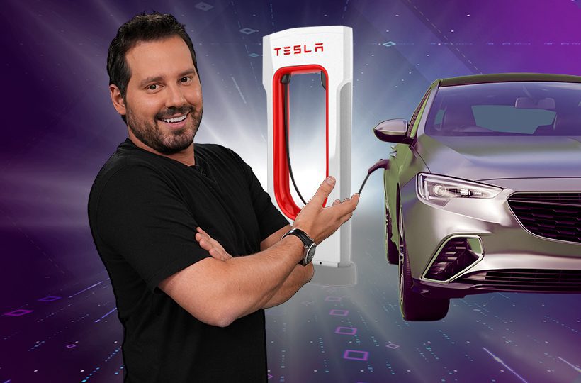 Dony De Nuccio com um carro Tesla