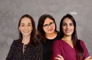 Três mulheres sorrindo em foto de estúdio, com logo 'invest news'.