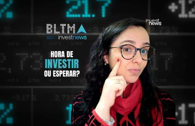 Mulher de óculos com a mão no rosto, ponderando: "Hora de investir ou esperar?". Fundo com dados financeiros.