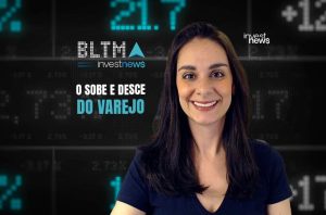 Mulher sorrindo apresenta notícias sobre o varejo em painel digital com dados financeiros e logotipo Investnews.