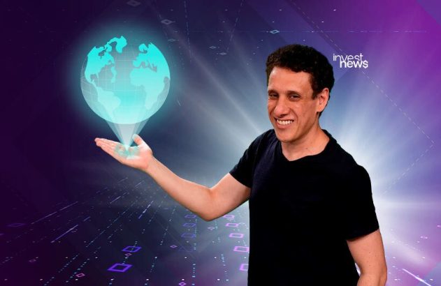 Samy Dana com globo terrestre na mão